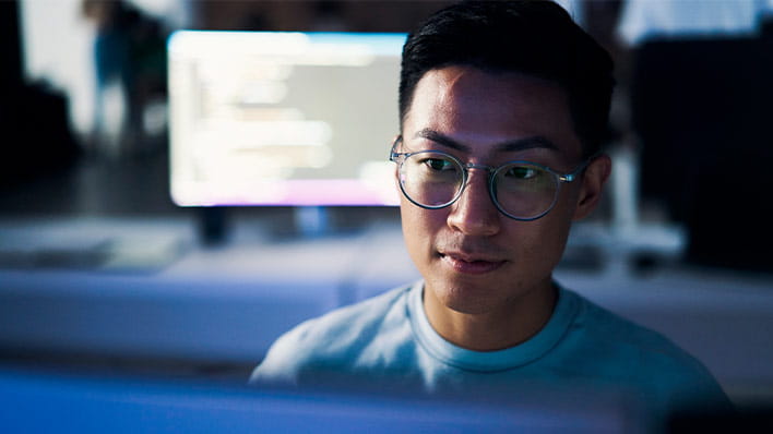 Person wearing glasses look at computer screen