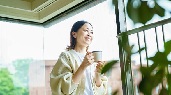 Woman holding coffee mug